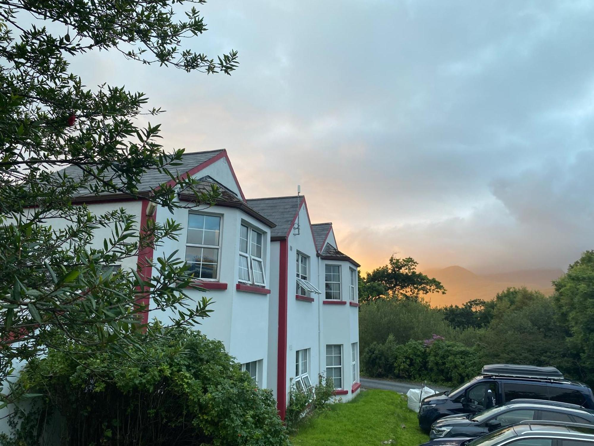 The Connemara Hostel - Sleepzone ลีนอน ภายนอก รูปภาพ