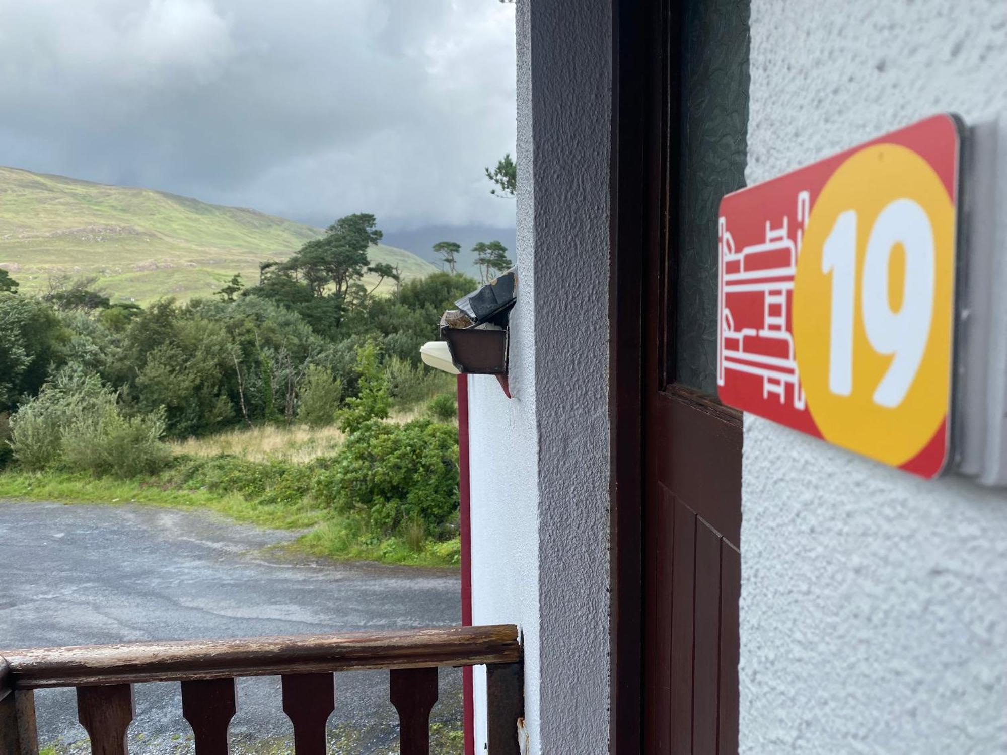 The Connemara Hostel - Sleepzone ลีนอน ภายนอก รูปภาพ